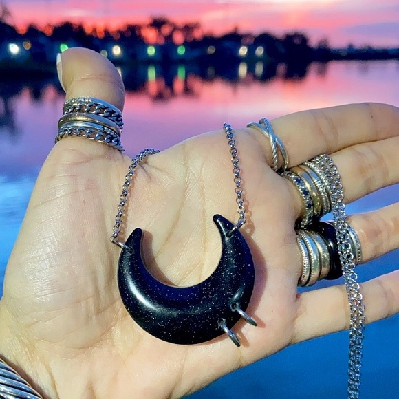 Black & glitter resin pierced moon necklace - Picture 10 of 13